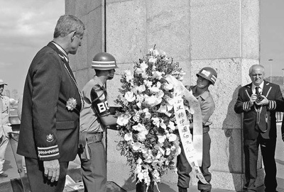 巴西士兵为二战纪念碑献上花圈。人民日报记者