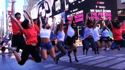 中美大学生舞蹈快闪 纽约时报广场吹起浓郁中