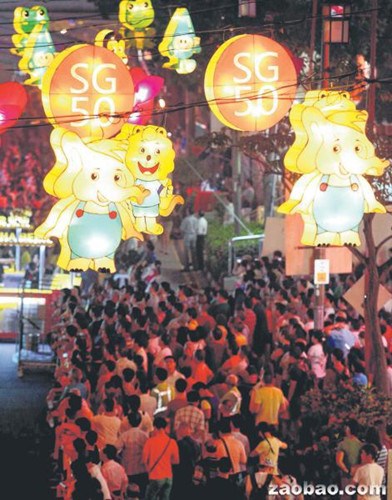 牛车水举行中秋节亮灯仪式，以新加坡为主题的灯饰点亮了朦胧的夜晚。（新加坡《联合早报》/蔡婉婷