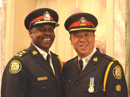 新任警察总长桑德斯（左）与警司源植勉在晚宴上合影。（加拿大《世界日报》/谢君