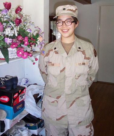 华裔女兵范芳达从军后上大学，顺利完成学业，且由国家支付学费。（美国《世界日报》/丁曙