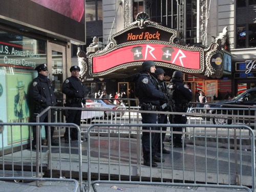 巴黎恐袭后，纽约加强警力。(图自美国《世界日报》
