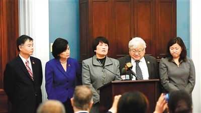 图为华裔议员赵美心（左二）、华人科学家陈霞芬（左三）和日裔议员迈克·本田（左四）出席11月17日的新闻发布会。