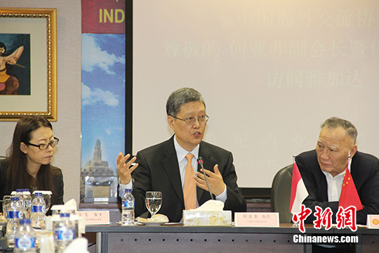 12月5日，中国海外交流协会副会长何亚非（中）一行5人访问印尼中华总商会,并和当地华社领导举行座谈。