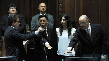 阿根廷首位华裔议员宣誓就职开创华人从政先河