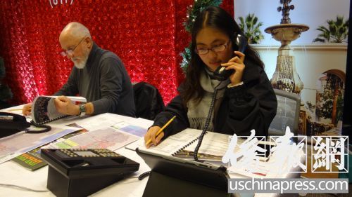 卞珠尧正在回答华人打来的中文热线电话。（美国《侨报》/高睿