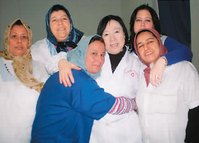图为徐长珍（右三）与阿尔及利亚医生在一起。资料图片