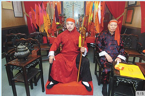 周国祥2006年8月正式出任洪门龙头，在仪式上和美东洪门监督伍璇卓(右)合照。《星岛日报》数据图片