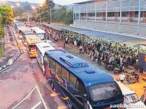 180辆旅游巴士，12日傍晚苦塞在柔佛振林山第二通道的关卡。（图：新加坡《联合早报》援引《星洲日报》）