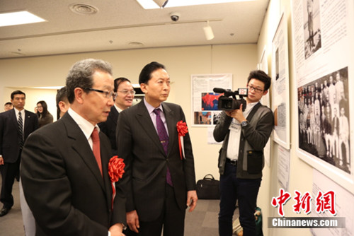 程永华大使、日本前首相鸠山由纪夫观看“孙中山和华侨华人”图片展。