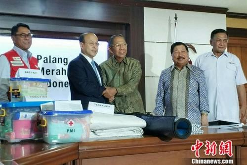 中国红十字会和驻印尼大使馆为龙目岛地震捐赠善款和紧急物资