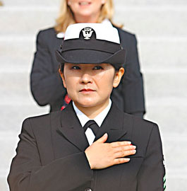 华裔现役女兵宣誓入籍成为美国公民(图)--中新