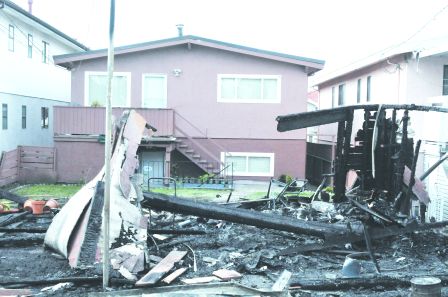 加华裔房屋遭大火烧塌 三屋受殃及两车被烧成