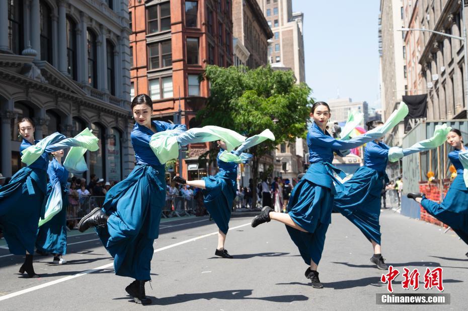 美国纽约举行舞蹈游行 多元文化大秀街头