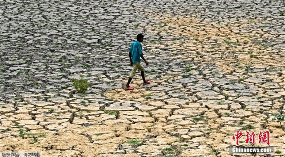 印度持续高温天气 恒河支流河床开裂
