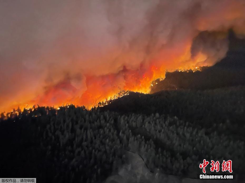 美国加州山火迅速蔓延 威胁大量居民