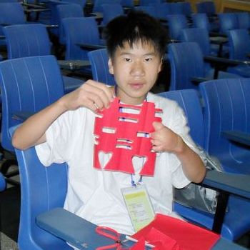 外国人领养中国儿童夏令营营员初学剪纸乐趣多