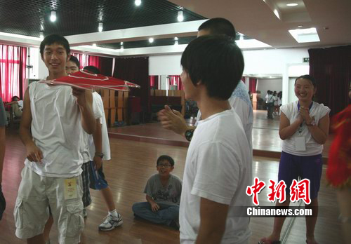 华裔少年学跳民族舞 须眉不让巾帼