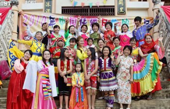 泰国勿洞孔子学院将中国传统民族服饰搬进水灯
