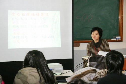 中华文化专家送教韩国 汉语口语课受侨生热捧
