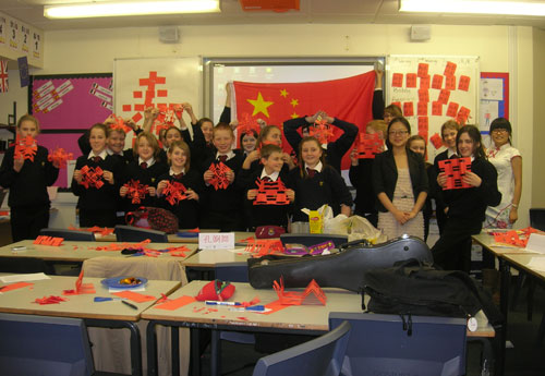 英国汉语教师邀学子共迎新春 中国红弥漫校园