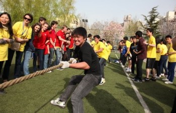 北京华文学院短期班学生举行拔河比赛 200余人