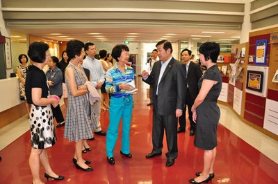中国驻新加坡大使访南洋女子中学 赞双语教学