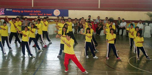 北京教师特色体育教学赢得菲棉兰华教界好评