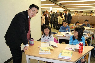 驻多伦多总领事房利应邀访问多伦多侨文中文学