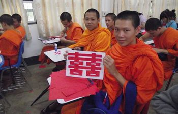 老挝国立大学孔子学院剪纸活动拉开文化月序幕