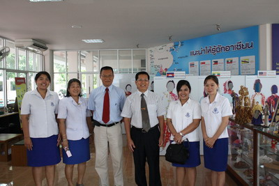 中国驻泰国宋卡总领事参观宋卡六世王中学