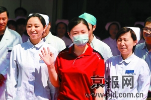 北京首例患者上午出院 穿红运动衫黑运动裤显