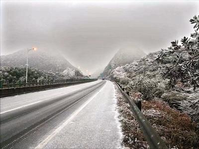 京珠北路面结冰封闭 交警：“勿用生命去赏雪”