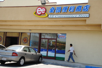 在美中国留学生创业开便利商店主打年轻人群体