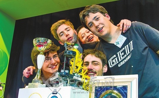 昆明男孩出国留学率队获法国大学生机器人赛冠