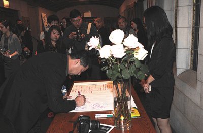 波士顿大学举行纪念吕令子逝世一周年追思会，吕令子的父亲吕军（左）含泪写道：“令子，爸爸妈妈永远爱你。”（美国《世界日报》/俞国梁