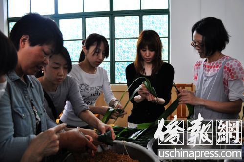 中国留学生在洛杉矶学包粽子。（美国《侨报》/高睿