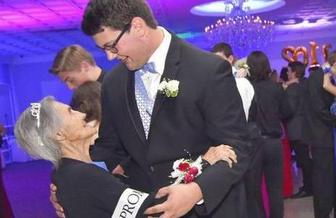感人!17岁高中生邀癌症晚期外婆做自己舞会舞