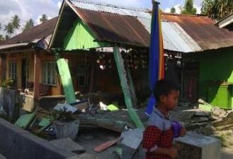 印尼7级以上强震:多栋建筑物倒塌 出动搜救队