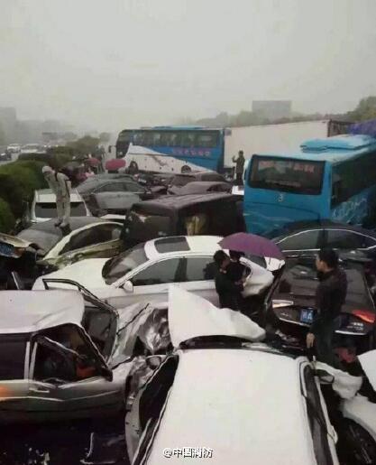 沪宁高速发生连环车祸:40余辆车相撞 20余人被