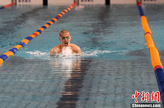 王立卓刷新男子100米蛙泳全国纪录-中国新闻网