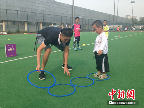 足球节 让孩子感受快乐 路姜:培养兴趣最重要
