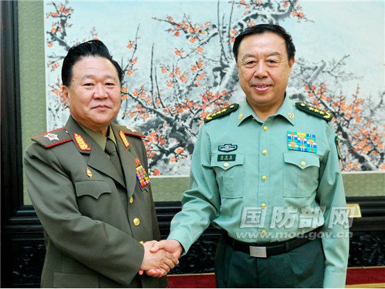2013年5月24日上午，軍委副主席範長龍上將在八一大樓會見了來訪的金正恩特使崔龍海。