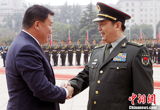 国防部长常万全与蒙古国国防部长举行会谈
