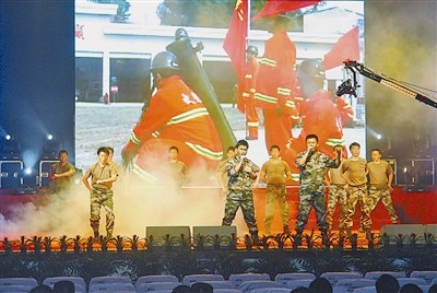 湖北省军区某高炮团战士训练间隙齐唱军歌（图）