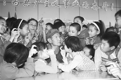 90岁高龄老八路为孩子们朗诵毛泽东诗词(图)