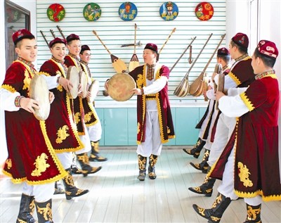 民族连指导员与少数民族战士排练维吾尔族舞蹈