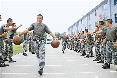 济南军区某特战旅官兵课余时间开展趣味篮球赛