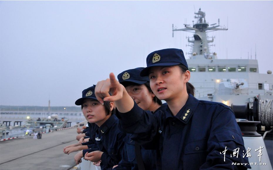 中国海军井冈山号登陆舰迎来首批维族女兵