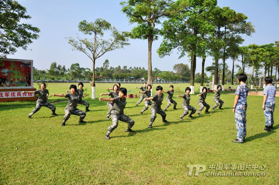中国国防科技大学部分学员赴海军陆战队实习体